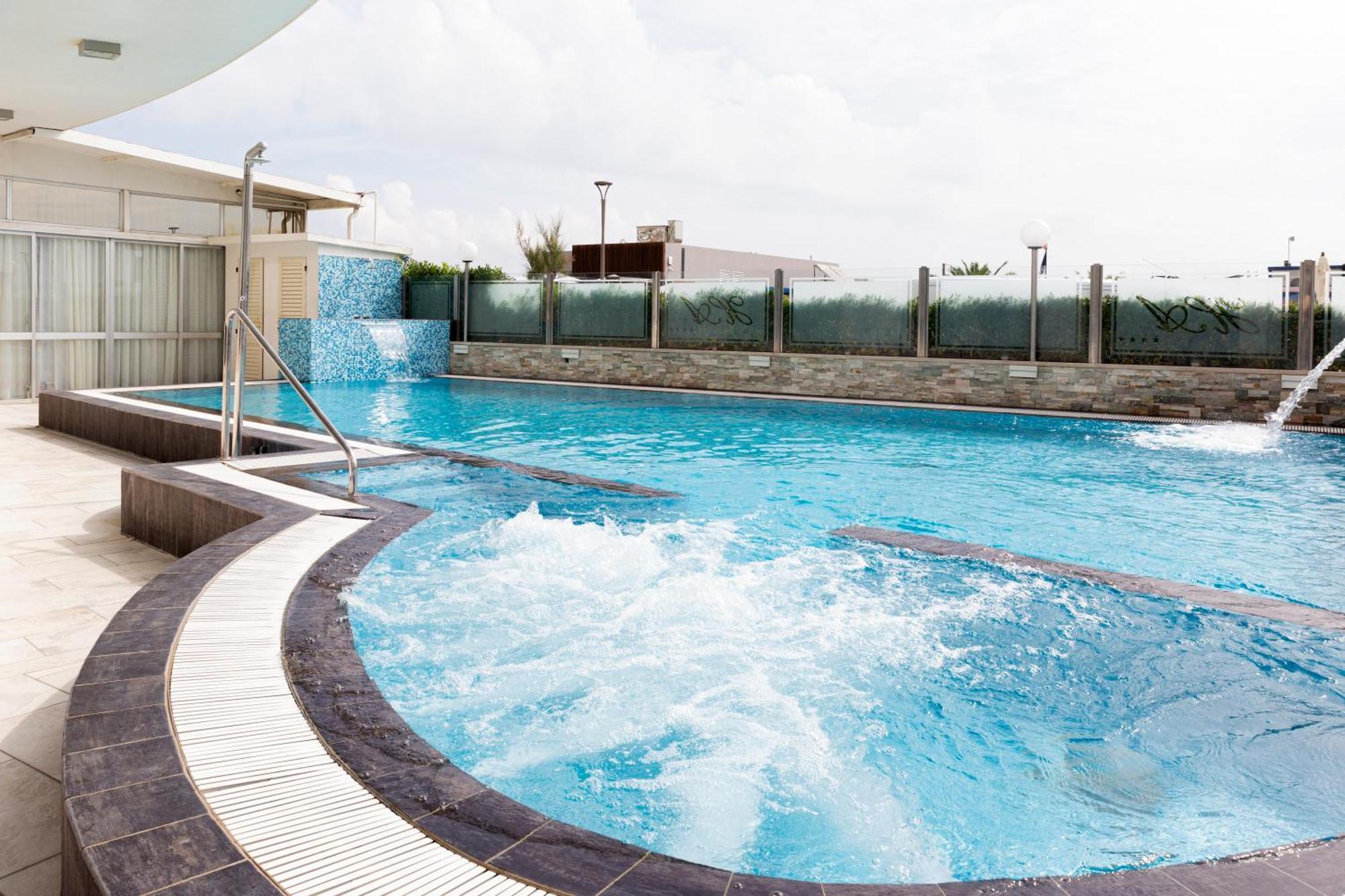 Hotel Acapulco Милано Мартима Екстериор снимка