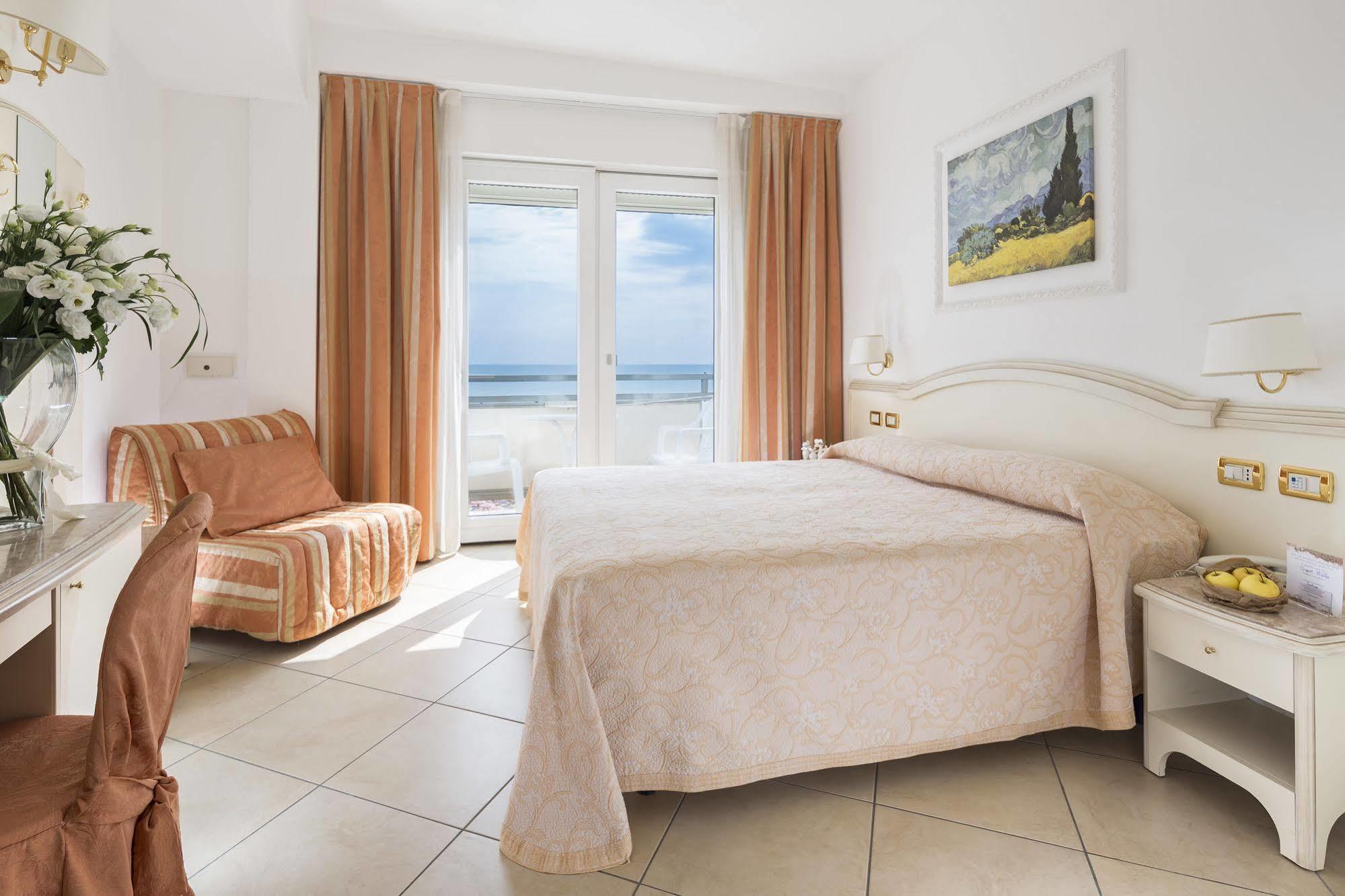 Hotel Acapulco Милано Мартима Екстериор снимка