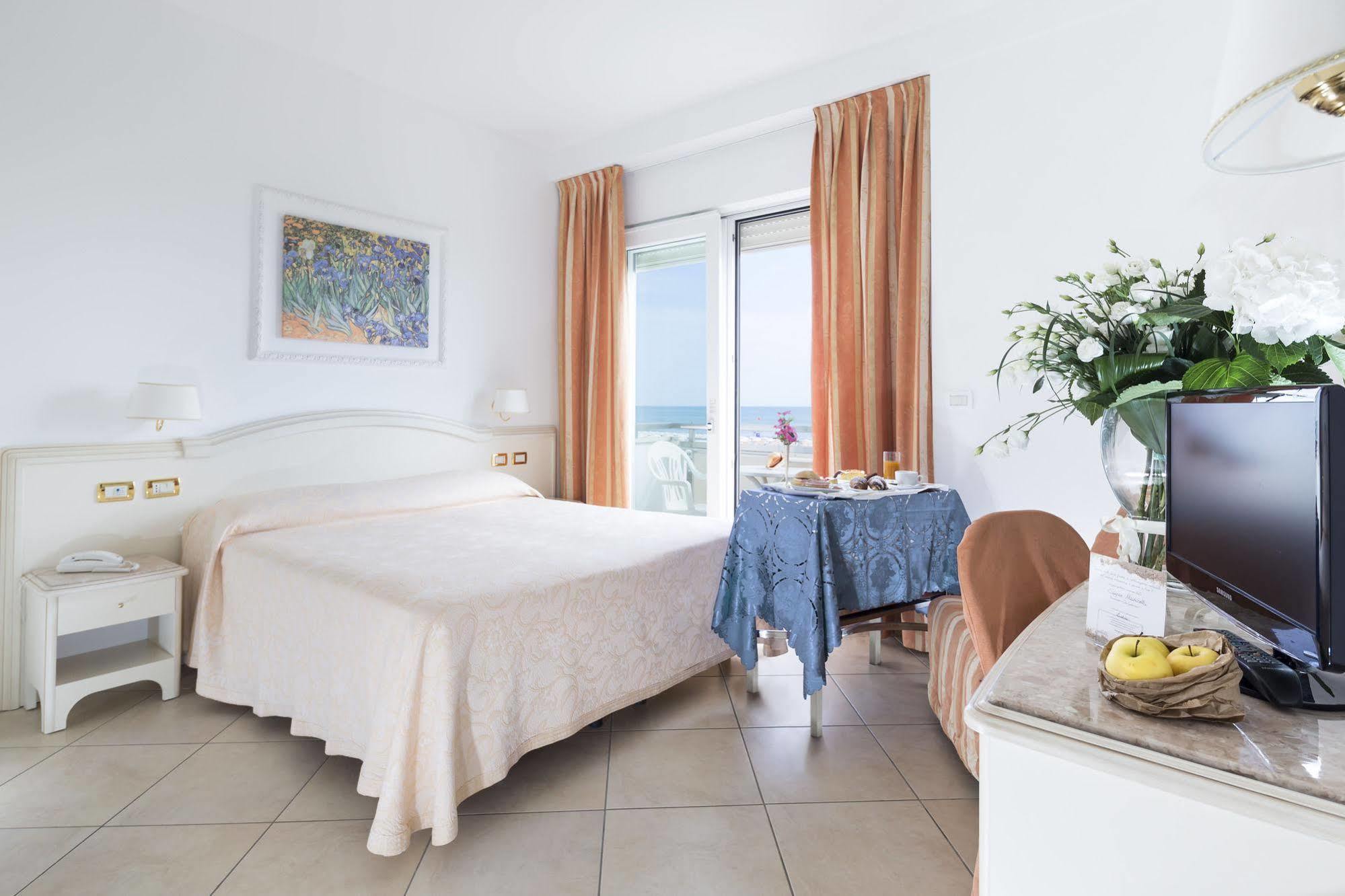Hotel Acapulco Милано Мартима Екстериор снимка