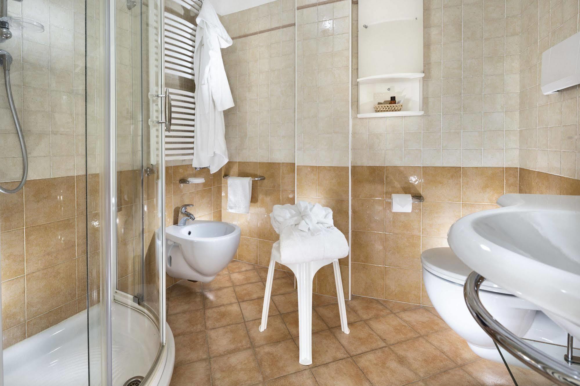 Hotel Acapulco Милано Мартима Екстериор снимка